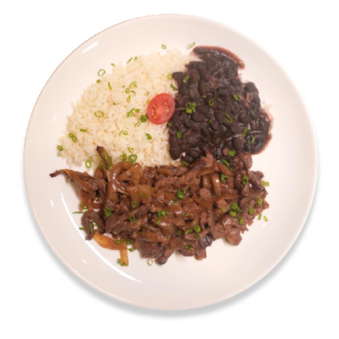Bife en Tiras de Carne con Cebolla Caramelizada